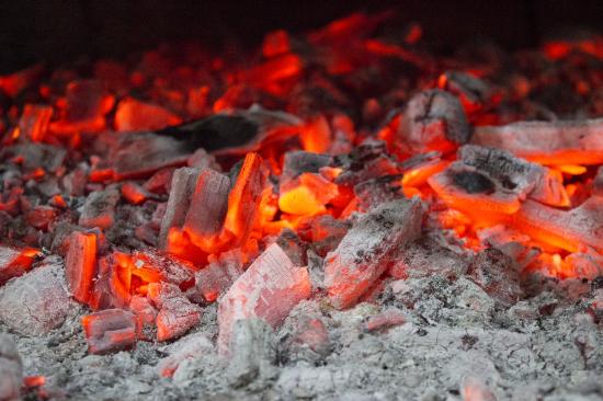 Carbón, leña o briquetas - el combustible y el encendido del asado perfecto en Chile